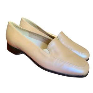 Munro American Charlotte pinkish off white Sz 9 women’s loafer shoes